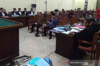 Terdakwa suap Mesuji Lampung menangis saat bacakan pembelaan
