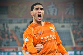 Marouane Fellaini antar Shandong ke babak knockout menang 2-1