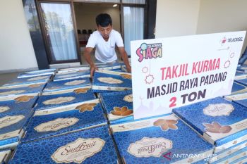 Telkomsel bantu Masjid Raya Sumbar dua ton kurma