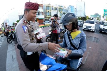 Satlantas Polres Bandarlampung berbagi takjil