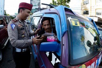 Polantas Polres Bandarlampung berbagi takjil