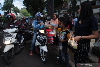 Umat Katolik bagikan makanan takjil