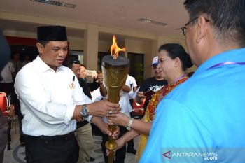 Sekprov Hidayat terima Obor Paskah Nasional, Pdt.Supit: membawa keberuntungan tersendiri