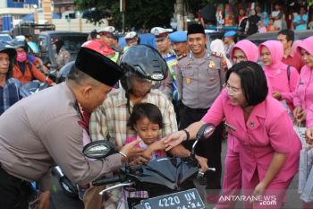 Polisi di Batang bagikan takjil pada pengguna jalan