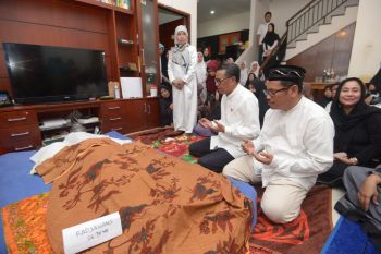 Gubernur Sulsel  melayat almarhumah ibu Ketua Fraksi PKS