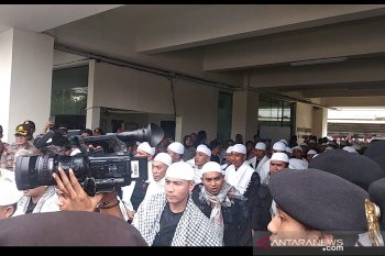 Personel Brimob pakai serban amankan aksi di Bawaslu