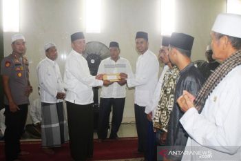 Bupati beri bantuan kesejumlah tempat ibadah di Sukamara