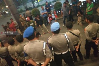 Rekapitulasi penghitungan suara di KPU Makasar diwarnai aksi demonstrasi
