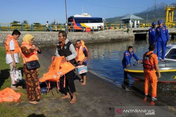 KMP Mutiara Indonesia yang kandas  belum bisa dievakuasi