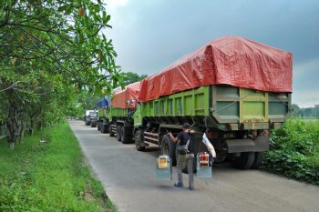 Pemkab Tangerang tindak pengemudi truk angkut tanah pada siang hari