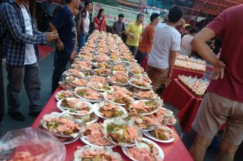 Vihara Dharma Bhakti pererat persaudaraan dengan berbagi takjil