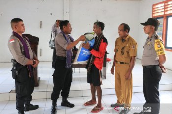 Polres MTB berikan bantuan untuk penjaga menara batas NKRI.