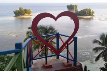 Indahnya berswafoto panorama laut di Pantai Raja Tiga Biak Papua