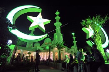 Melihat kemegahan dan keelokan Masjid Baiturahmah Padang