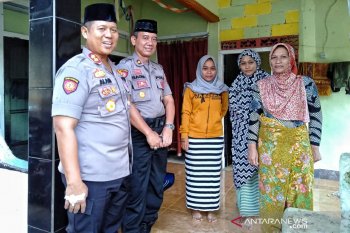 Kapolres Mataram memberikan santunan keluarga petugas KPPS meninggal