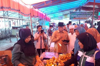 Pastikan takjil yang dijual di Pasa Pabukoan Solok layak konsumsi, BBPOM Padang uji sampel makanan dan minuman