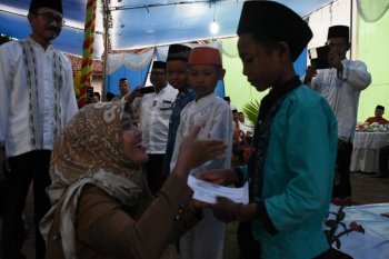 Bupati Lampung Timur beri santunan anak yatim