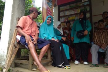 Lisda Hendrajoni salurkan 200 paket sembako