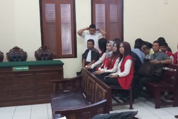 Vanessa Angel tampil berkerudung jalani sidang prostitusi