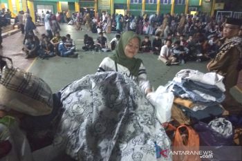 Siswa rayakan kelulusan dengan sedekahkan seragam