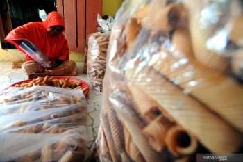 Produksi kue opak meningkat