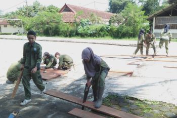 Mahasiswa Polbangtan YoMa praktikum penanganan bahan baku pakan ternak