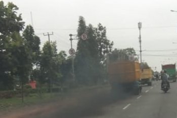 Kepulan asap hitam pekat