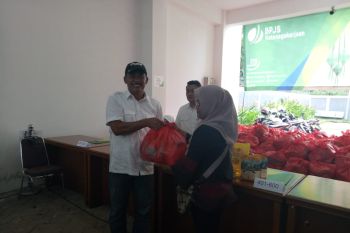 BPJS Ketenagakerjaan Cabang Serang bagikan 800 paket sembako murah