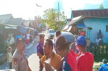 Satpolairud Tanah Bumbu bagi takjil untuk masyarakat pesisir