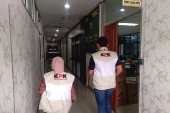 KPK geledah kantor Bupati Bengkalis Riau. Ada apa ya?