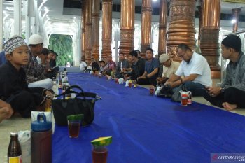Masjid Agung Al Falah Jambi bagikan takjil gratis setiap hari