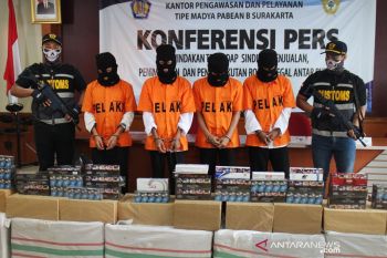 Lima anggota sindikat rokok ilegal antarpulau diringkus Bea Cukai