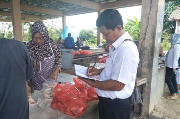 Dinas TPHP Waykanan  periksa daging di pasar KM 2 Blambangan Umpu