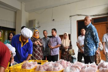 Bupati Sleman memantau ketersediaan daging dan telur jelang Lebaran