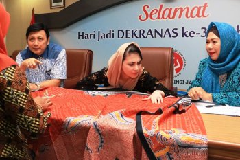 Arumi Bachsin dukung perajin batik Jawa Timur