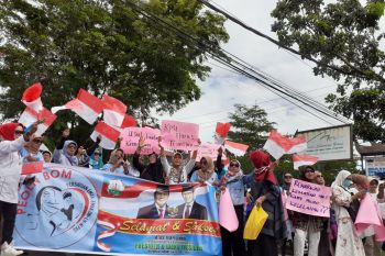Puluhan perempuan gelar aksi damai ke KPU Sumbar (Video)