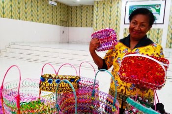 Kelompok usaha perempuan Mandow Biak produksi tas hasil limbah sampah