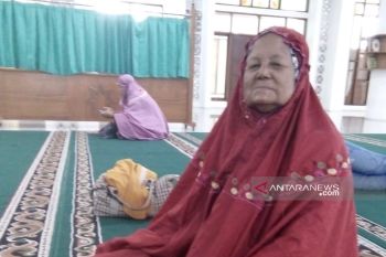 Jarak tidak surutkan niat nenek Marieta untuk beribadah
