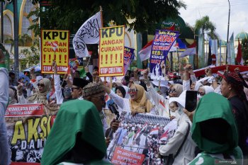 Aksi damai di depan KPU dan Bawaslu NTB, "Tolak Kecurangan"