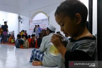 Alfamart-LAZISNU bagikan 3.200 paket berbuka puasa