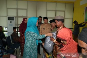 TP PKK dan Bank Riau Kepri Siak berbagi paket sembako