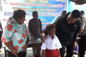 Imapal Jatim serahkan bantuan untuk para pelajar korban banjir di Puay Jayapura