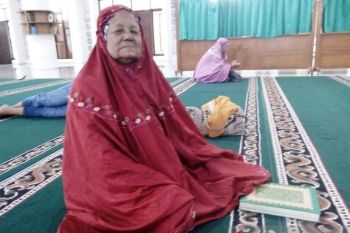 Marieta (73) menempuh 11 kilometer untuk beribadah