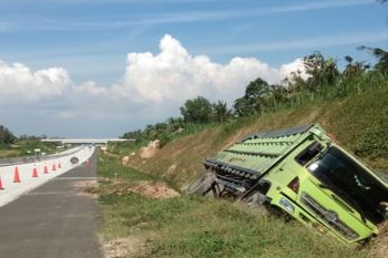 Sebuah truk kecelakaan di Tol Trans Sumatera ruas Bakauheni-Terbanggi
