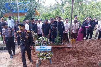 Kabareskrim memimpin upacara pemakaman Dirtipikor Polri