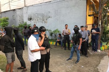 Tim Densus 88 tangkap terduga teroris di Gresik Jawa Timur