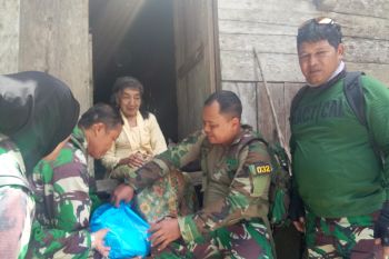 Dandim 0310/SSD Tunggangi Trail Bagikan Sembako Gratis