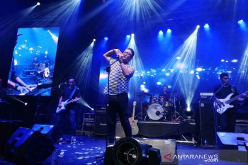 Lagu nostalgia menjadi andalan Andre Hehanusa pada Ramadhan Jazz Festival
