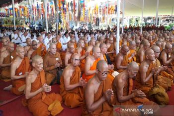 Ratusan biksu melantunkan Parita Suci di Candi Mendut