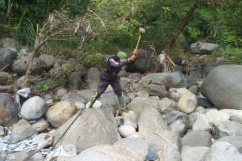 Berprofesi sebagai pemecah batu Rita tetap berpuasa